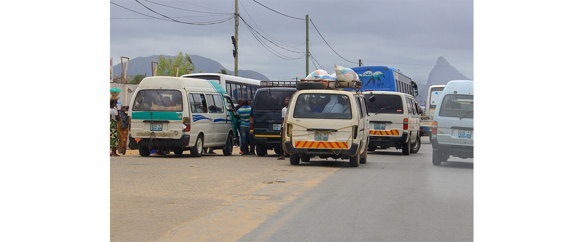 transportadores semi colectivos de passageiros na cidade de Nampula